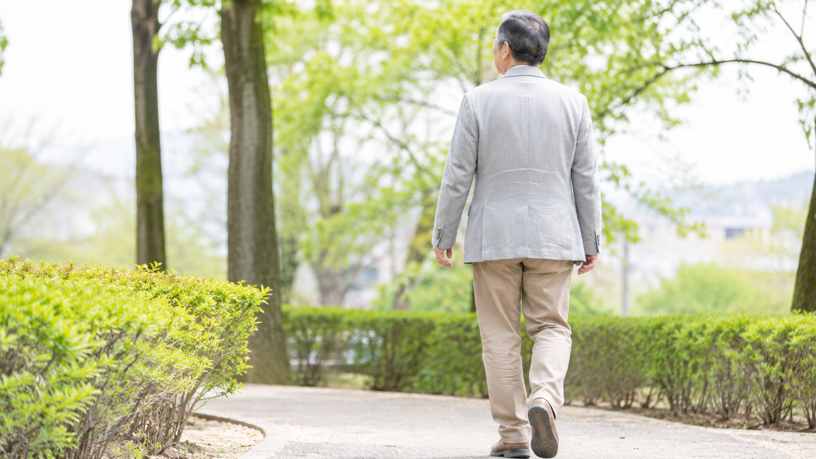 足腰の衰えが気になる高齢の方のイメージ